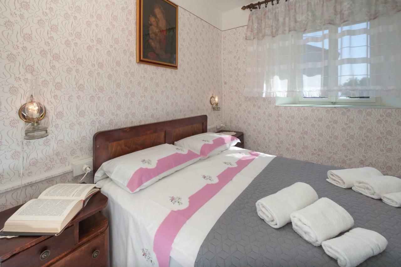 Rural Apartment Carolina Zrenj Exterior photo