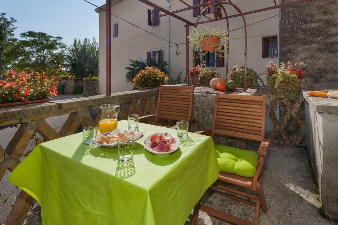 Rural Apartment Carolina Zrenj Exterior photo